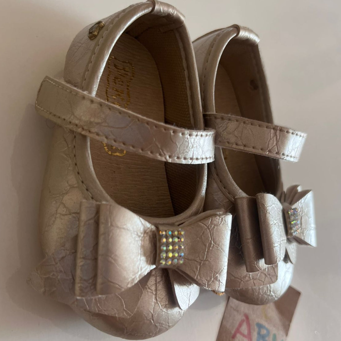 Sapatilha de Bebê Pekenos Laço de Strass Dourado Tam 19