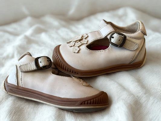 Sapatilha off white  de bebê/primeiros passos Colloky- Importada- Tamanho 20