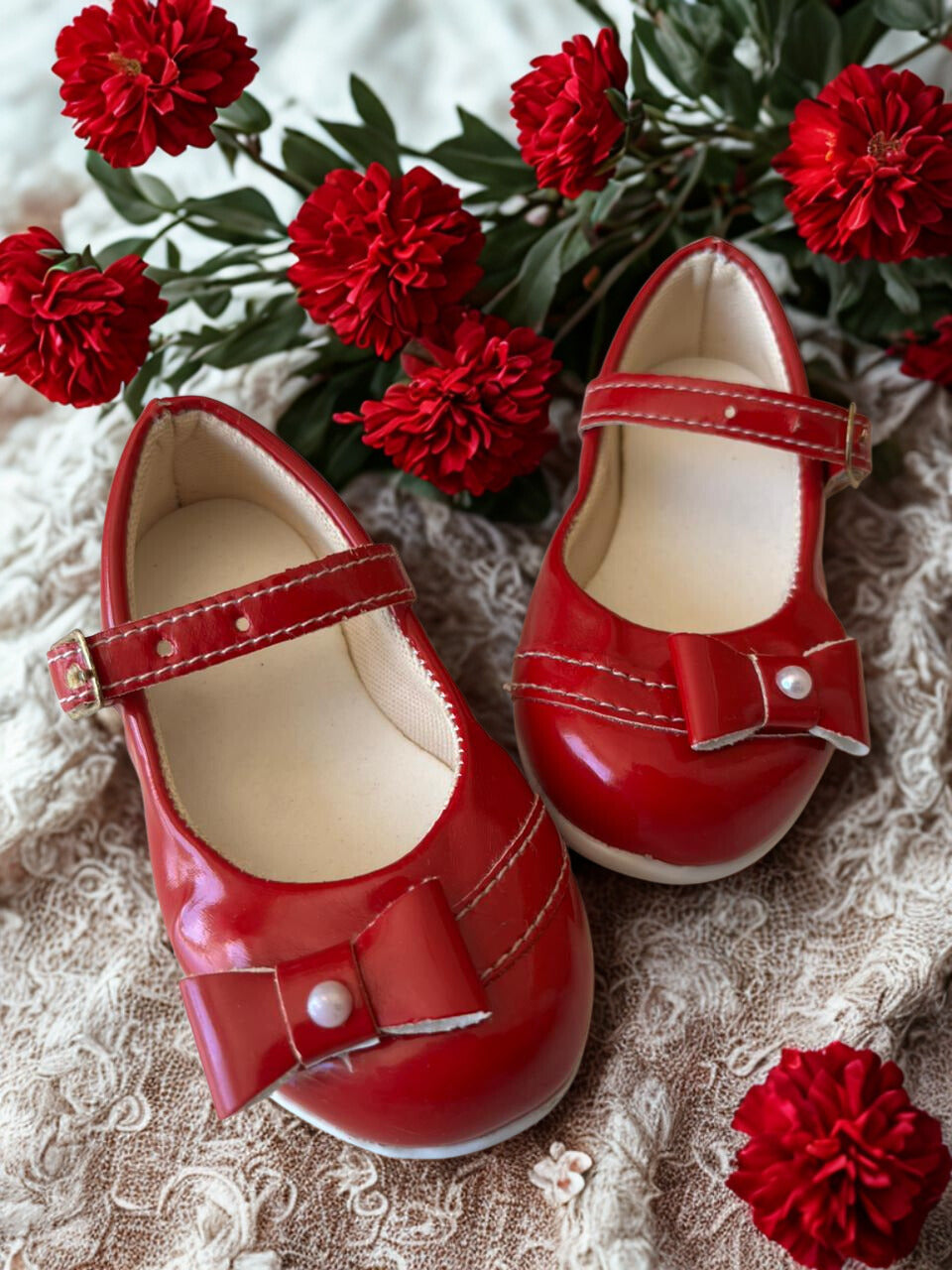 Sapatilha vermelha de verniz estilo Mary Jane, com laço frontal decorado com uma pérola, e fecho de fivela - Tamanho 20