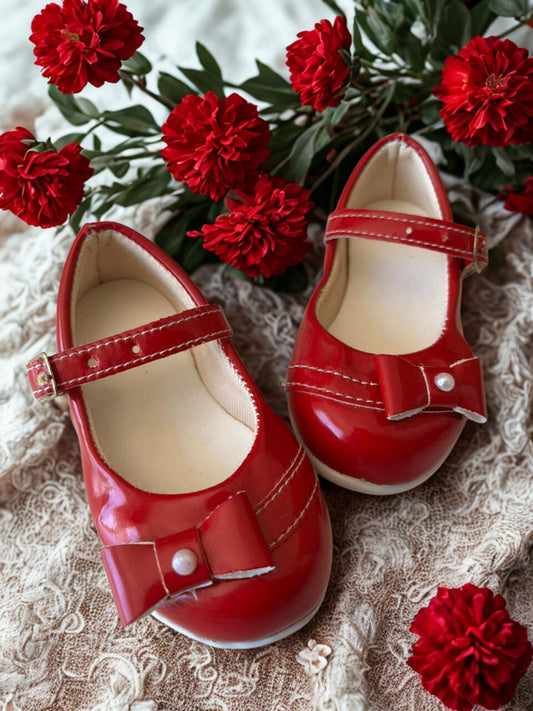 Sapatilha vermelha de verniz estilo Mary Jane, com laço frontal decorado com uma pérola, e fecho de fivela - Tamanho 20
