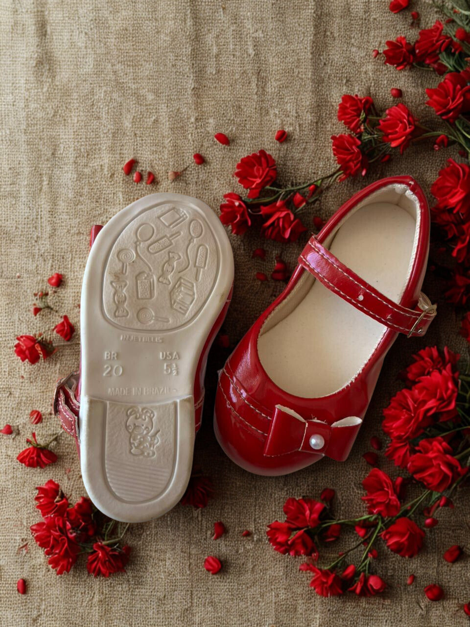 Sapatilha vermelha de verniz estilo Mary Jane, com laço frontal decorado com uma pérola, e fecho de fivela - Tamanho 20