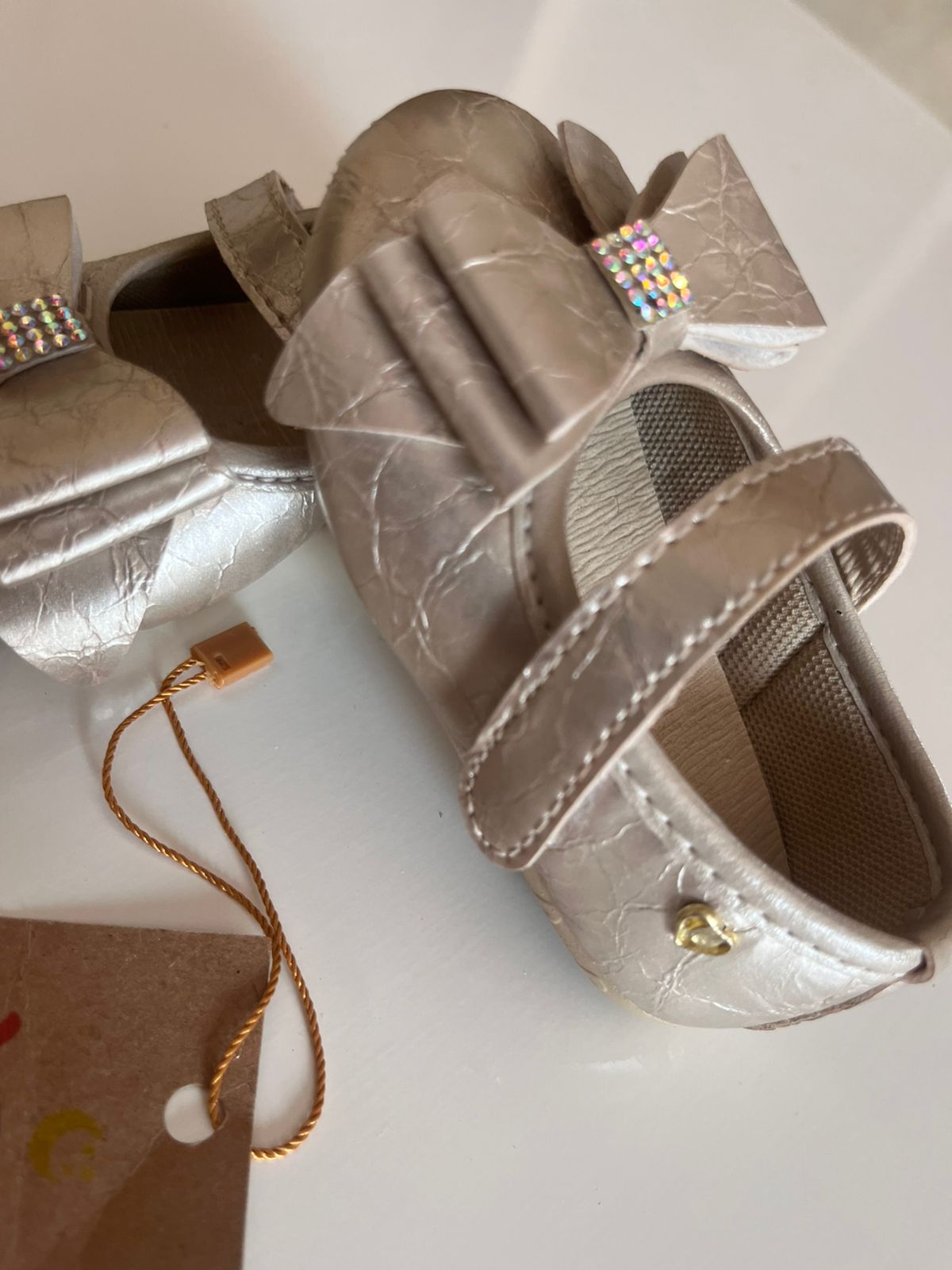 Sapatilha  de Bebê Pekenos  Laço  de Strass Dourado Tam 19