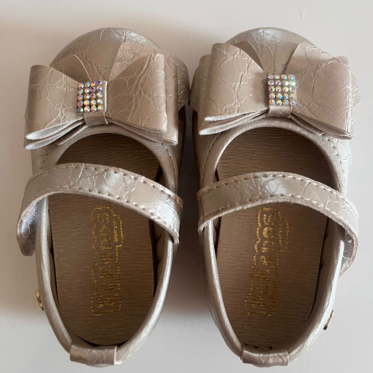 Sapatilha  de Bebê Pekenos  Laço  de Strass Dourado Tam 19