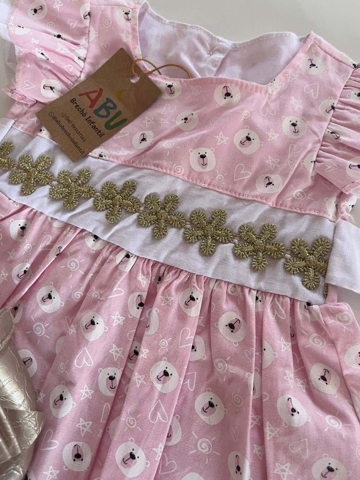 Vestido 100% algodão com estampa de urso rosa com aplicação de bordados dourados na cintura tamanho P Veste de 3 a 6 meses