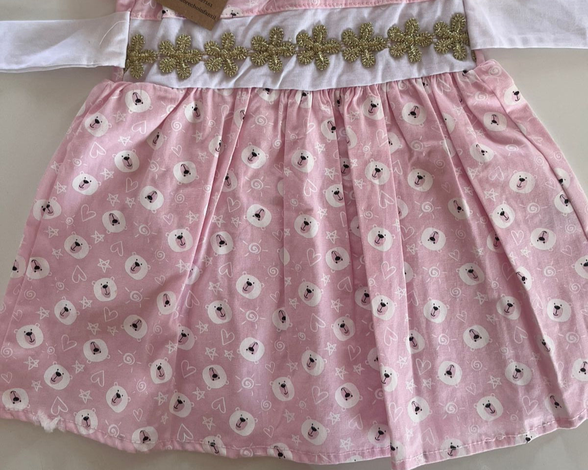 Vestido 100% algodão com estampa de urso rosa com aplicação de bordados dourados na cintura tamanho P Veste de 3 a 6 meses