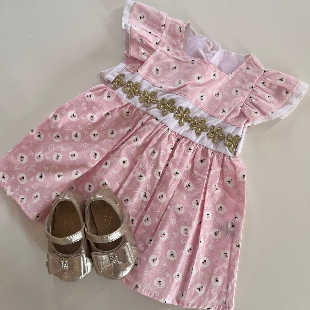 Vestido 100% algodão com estampa de urso rosa com aplicação de bordados dourados na cintura tamanho P Veste de 3 a 6 meses