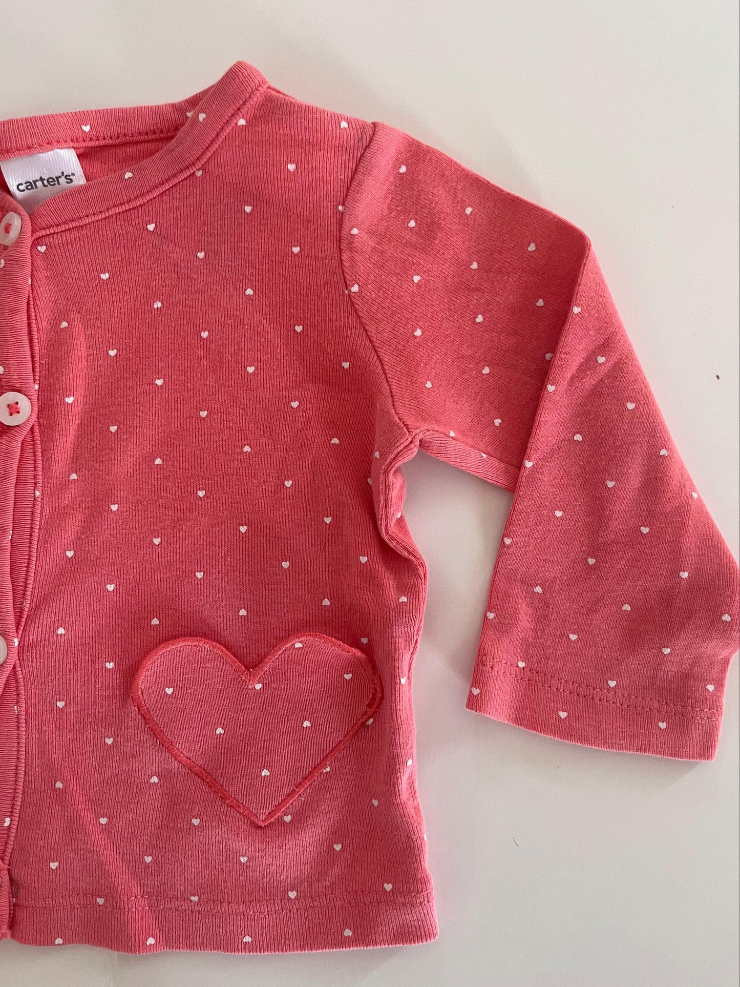 Carter's Cardigan curto com aplicação de coração com bordado e fechamento por botões 6 Meses