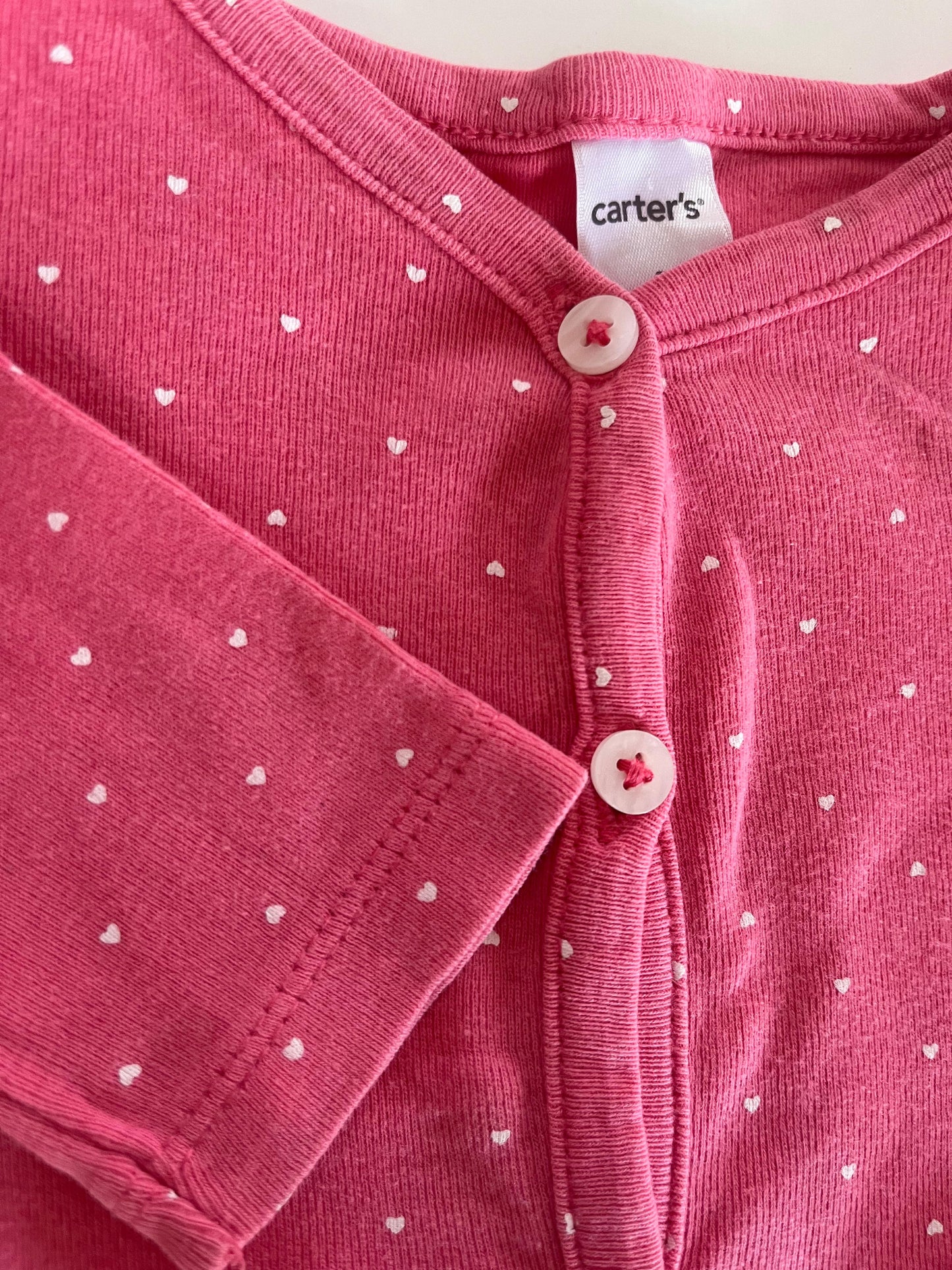 Carter's Cardigan curto com aplicação de coração com bordado e fechamento por botões 6 Meses